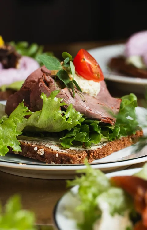 Närbild på smörrebröd med rostbiff och mer