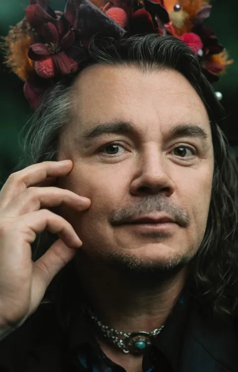 Emil Jensen med krans på huvudet.